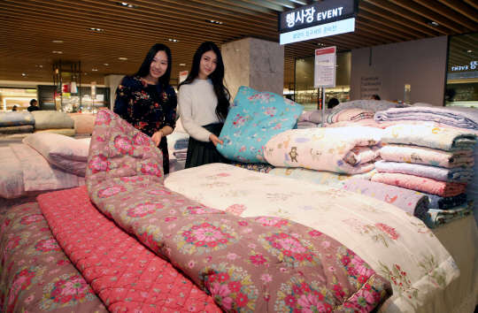 28일 현대백화점 무역센터점에서 모델들이 봄침구를 선보이고 있다. 현대백화점 무역센터점은 내달 1일까지 '봄맞이 침구 세트 준비전'을 진행해 까사블랑, 레노마, 에이프릴앳홈 등 5개의 브랜드 제품을 20∼40% 할인 판매한다. 현대백화점 제공